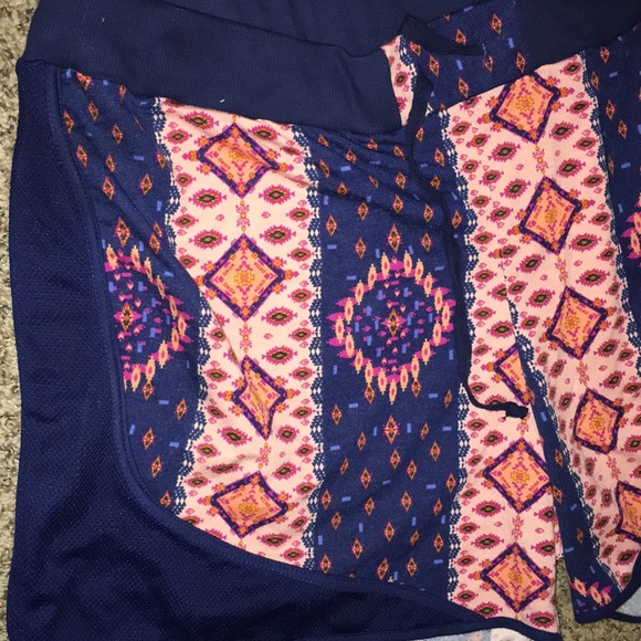 NWOT SUPER CUTE STYLISH PATTERNED SHORTS - Picture 2 of 4